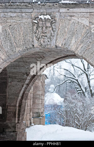 Carskoe Selo, San Pietroburgo, Russia - 27 gennaio 2015: la maschera di Pan sulla rampa arch vicino a Cameron Gellary in Catherine Park. Foto Stock