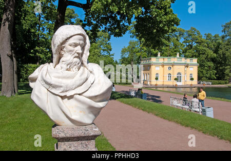 Carskoe Selo, San Pietroburgo, Russia - 7 giugno 2015: la scultura in Catherine Park. Sullo sfondo è superiore Bathhouse Pavilion. Foto Stock