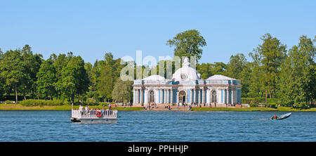 Carskoe Selo, San Pietroburgo, Russia - 7 giugno 2015: Grotta Pavilion e la linea di traghetto sul grande stagno del Catherine Park. Foto Stock