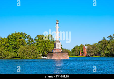 Carskoe Selo, San Pietroburgo, Russia - 7 giugno 2015: la colonna Chesme sul grande stagno del Catherine Park. Il lato destro è Admiralty. Foto Stock