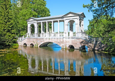 Carskoe Selo, San Pietroburgo, Russia - 7 giugno 2015: Il ponte di marmo vicino al grande stagno del Catherine Park. Foto Stock