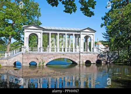 Carskoe Selo, San Pietroburgo, Russia - 7 giugno 2015: Il ponte di marmo vicino al grande stagno del Catherine Park. Foto Stock