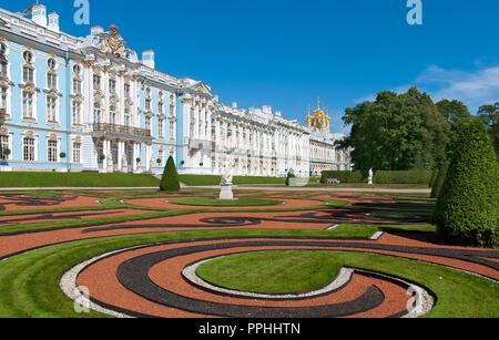 Carskoe Selo, San Pietroburgo, Russia - 30 luglio 2013: il Palazzo di Caterina e il parco con allegoria della magnificenza e la statua della Pace. Foto Stock