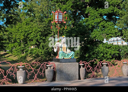 Carskoe Selo, San Pietroburgo, Russia - 29 giugno 2015: Il Parco Alexander. Il grande ponte cinese con la figura di un Chinawoman. Foto Stock