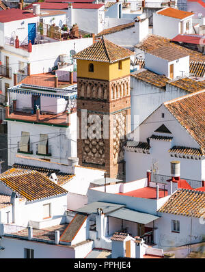 Tetti piastrellati e minareto arabo convertito in torre della chiesa, Archez, percorso Mudejar, Sierras de Tejeda Parco Naturale, Axarquia, Andalusia, Spagna Foto Stock