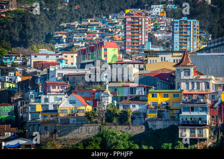 Case colorate su una collina di Valparaiso, Cile Foto Stock