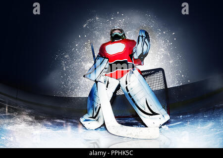 Goaltender a hockey a raggi del proiettore Foto Stock