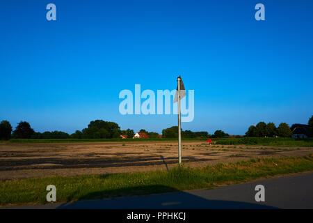 Un segno in primo piano con uno sfondo blu Foto Stock