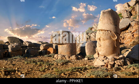 Statua testine a sunrise, da destra, Antiochus & Eagle est terrazza, monte Nemrut o Nemrud Dagi vertice, vicino Adıyaman, Turchia Foto Stock