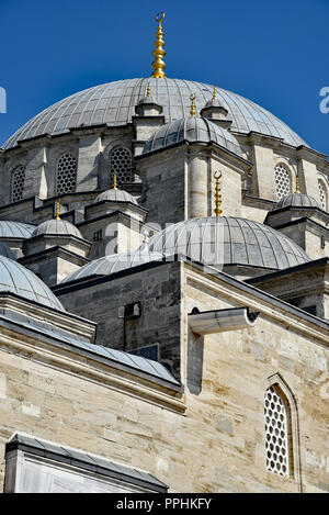 Il bellissimo esterno della Moschea Fatih tepore del calore intenso del giorno, Istanbul, Turchia, l'Europa. Foto Stock