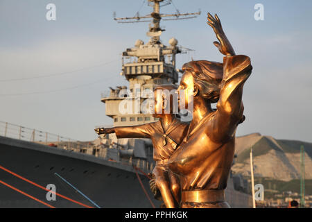 La scultura della moglie del marinaio a Lazar Serebryakov terrapieno in Novorossiysk. Regione Krasnodar. La Russia Foto Stock