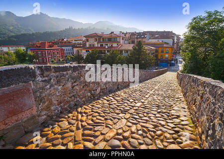 Cangas de Onis ponte romano sul fiume Sella nelle Asturie di Spagna Foto Stock