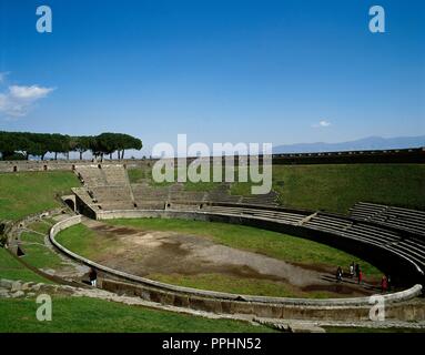 L'Italia. Pompei. L'Anfiteatro. Esso è stato costruito intorno al 80 A.C. Cavea. Panoramica. Foto Stock