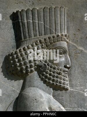 Impero achemenide. Persepolis. Scale di Tripylon (Triple gate). Rilievo di un funzionario di Persiano della corte. V secolo A.C. L'Iran. Foto Stock