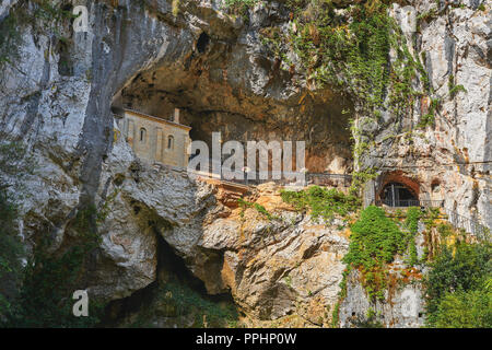 Covadonga Santa Cueva un santuario Cattolico grotta nelle Asturie vicino Picos europa mountains Foto Stock