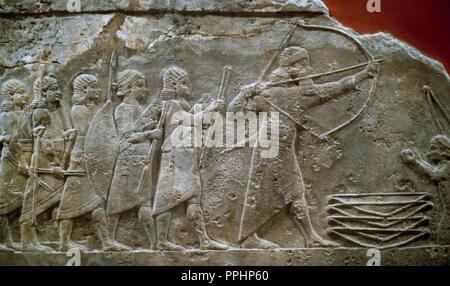 Dettaglio: re assiro Sennacherib in Lachis città. Sennacherib il Grande Palazzo, Ninive (700-680 a.e.v.). L'Iraq. British Museum di Londra. Regno Unito. Foto Stock