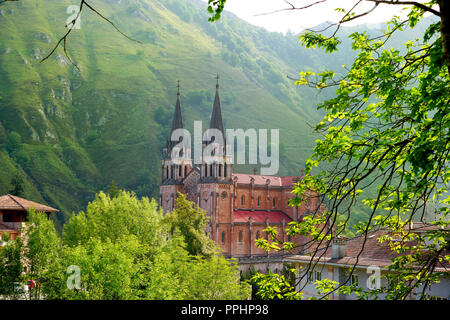 Covadonga santuario Cattolico Basilica Chiesa nelle Asturie a Cangas de Onís Foto Stock