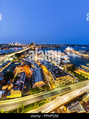 Il Cahill Expressway cavalcavia sopra la roccia a Sydney in Australia Foto Stock