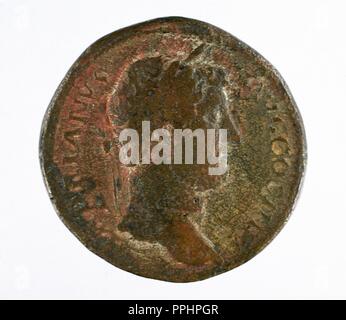 Sestertius romana di bronzo con l'effige del imperatore Adriano (76-138). Nazionale Romano Museo d'arte. Merida. Spagna. Foto Stock