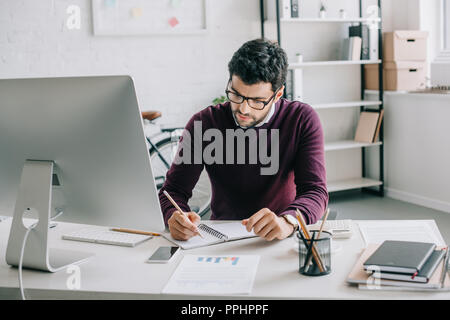 Un uomo in ufficio si prepara a buttare la carta nel cestino Foto stock -  Alamy