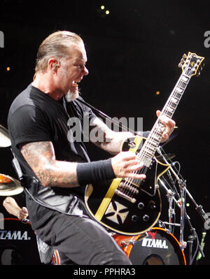 James Hetfield con i Metallica esegue in concerto al BankAtlantic Center di Sunrise, Florida il 1 ottobre 2009. Foto Stock