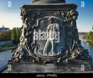 Base ornata di una strada luce sul ponte Legii, Praga, Repubblica Ceca Foto Stock