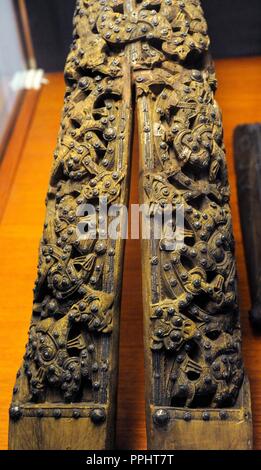 Resti di una slitta in legno e decorate con rilievi e argento e bronzo per unghie. Trovato nella tomba della barca di Oseberg, Norvegia. Ix secolo. Museo della Nave Vichinga. Oslo. La Norvegia. Foto Stock