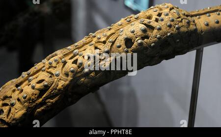 Resti di una slitta in legno e decorate con rilievi e argento e bronzo per unghie. Dettaglio. Trovato nella tomba della barca di Oseberg, Norvegia. Ix secolo. Museo della Nave Vichinga. Oslo. La Norvegia. Foto Stock