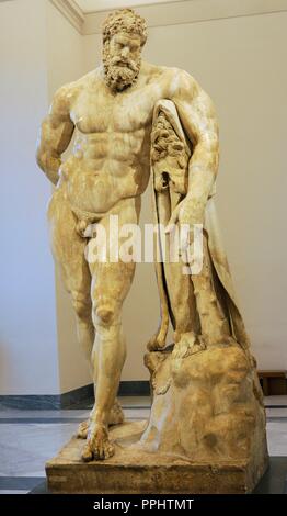 Ercole in riposo o Ercole Farnese. Copia romana, estremità 2nd-primi anni del III secolo d.c. da un originale greco della seconda metà del IV secolo A.C. Dalle Terme di Caracalla a Roma. Museo Archeologico Nazionale di Napoli. L'Italia. Foto Stock