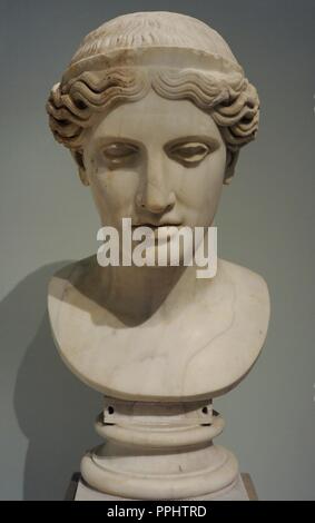 Artemis (Ariccia tipo). Copia Late-Hadrianic (ANNUNCIO 130-140) di un originale greco della seconda metà del V secolo A.C. Museo Archeologico Nazionale di Napoli. L'Italia. Foto Stock