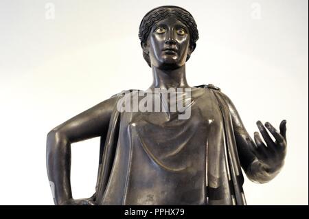 La ballerina o Hydrophora (acqua-bearer). Statua. Bronzo. I secolo A.C. Parte del grande peristilio della Villa dei Papiri di Ercolano. Museo Archeologico Nazionale. Il villaggio dei papiri. Napoli. L'Italia. Foto Stock