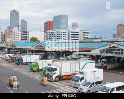 Tokyo, Giappone - 9 Settembre 2018: lavoratore occupato nel mercato Tsukiji Foto Stock