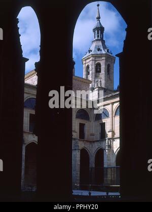 CLAUSTRO Y TORRE DE LA IGLESIA VISTO A TRAVES DE ARCOS-. Posizione: Monasterio de YUSO. SAN MILLAN DE LA COGOLLA. Rioja. Spagna. Foto Stock