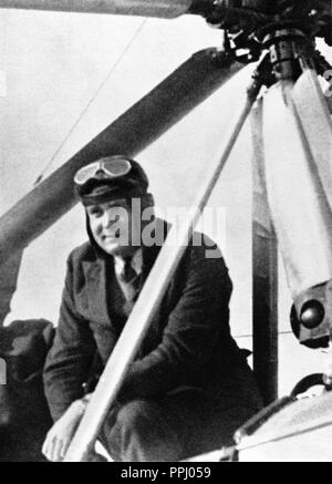 Juan de la Cierva y Codorníu, primo conte di De La Cierva (1895-1936) è stato uno spagnolo di ingegnere civile, pilota e ingegnere aeronautico. Il suo più famoso record è stato trovato nel 1920 degli autogiro,[1] di un singolo tipo di rotore di aeromobili che è venuto a essere chiamato di autogiro in lingua inglese. Posizione: Biblioteca Nacional-COLECCION. MADRID. Spagna. Foto Stock