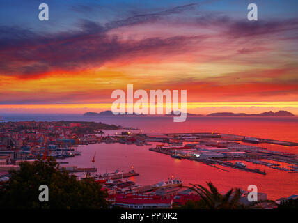 Vigo skyline e porto il tramonto in Galizia di Spagna Foto Stock