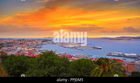 Vigo skyline e porto il tramonto in Galizia di Spagna Foto Stock