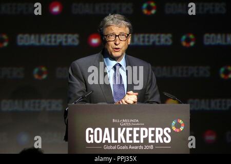 Bill Gates parla durante i Goalkeepers Global Goals Awards al Jazz al Lincoln Center di New York. Goalkeepers è un'iniziativa della Bill & Melinda Gates Foundation per aumentare la consapevolezza degli obiettivi globali per lo sviluppo sostenibile che i leader mondiali hanno sottoscritto nel 2015. Foto Stock