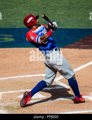 Jesmuel Valentin conecta en el Tercer inning. . Partido de beisbol de la Serie del Caribe con el encuentro entre Caribes de Anzoátegui de Venezuela c Foto Stock