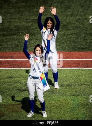 Equipo de Ampayers de la CBPC. Ampayer. Yahir Fernández ampare mexicano (i) . Partido de beisbol de la Serie del Caribe con el encuentro entre Caribe Foto Stock