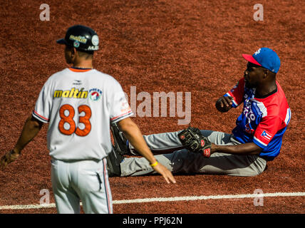 Rene Reyes de Venezuela choca con el lanciatore David Richardson de Puerto Rico en la primera base . . Partido de beisbol de la Serie del Caribe con e Foto Stock