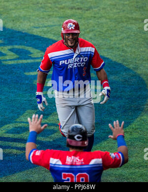 Jesmel Valentin de Puerto Rico Homerun. . Partido de beisbol de la Serie del Caribe con el encuentro entre Caribes de Anzoátegui de Venezuela contra Foto Stock