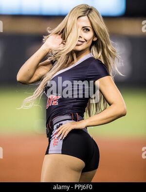 Ambiente con las edecanes o porristas . Chicas Tecate . Partido de beisbol de la Serie del Caribe con el encuentro entre los Alazanes de Gamma de Cu Foto Stock