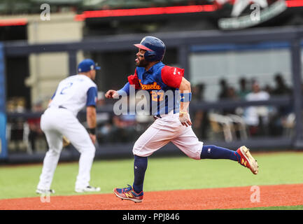 Jose Altuve de Venezuela llega al sicuro en n.a. barrida con el tercera base de Italia Alex Liddi en el sexto inning, duranti el partido entre Italia vs Ve Foto Stock