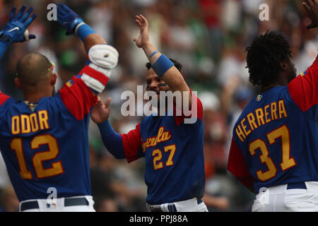 Jose Altuve de Venezuela celebra carrera en la quinta entrada, duranti el partido entre Italia vs Venezuela, World Baseball Classic en estadio Charros Foto Stock