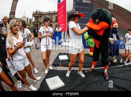 Aspetti del Fan Fest di maggiori campionati di Besbol tenuto in piazza monumentale di Monterrey Nuevo Leon, prima della serie in Messico con il fare Foto Stock