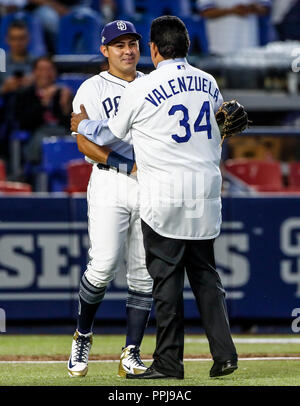 Fernando Valenzuela acompañado de Christian Villanueva, lanza la primera bola para el playball del Partido de beisbol de los Dodgers de Los Angeles c Foto Stock