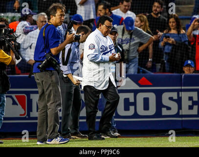 Fernando Valenzuela lanza la primera bola para el playball del Partido de beisbol de los Dodgers de Los Angeles contra Padres de San Diego, duranti el Foto Stock