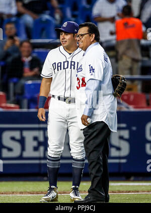 Fernando Valenzuela acompañado de Christian Villanueva, lanza la primera bola para el playball del Partido de beisbol de los Dodgers de Los Angeles c Foto Stock