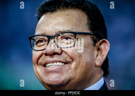 Fernando Valenzuela lanza la primera bola para el playball del Partido de beisbol de los Dodgers de Los Angeles contra Padres de San Diego, duranti el Foto Stock