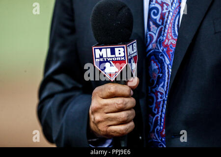 Fernando Valenzuela lanza la primera bola para el playball del Partido de beisbol de los Dodgers de Los Angeles contra Padres de San Diego, duranti el Foto Stock